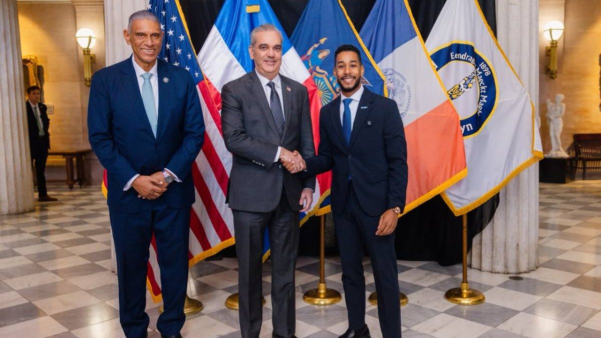 Luis Abinader y Antonio Reynoso durante el acto del Día del Orgullo Dominicano en Brooklyn, Nueva York