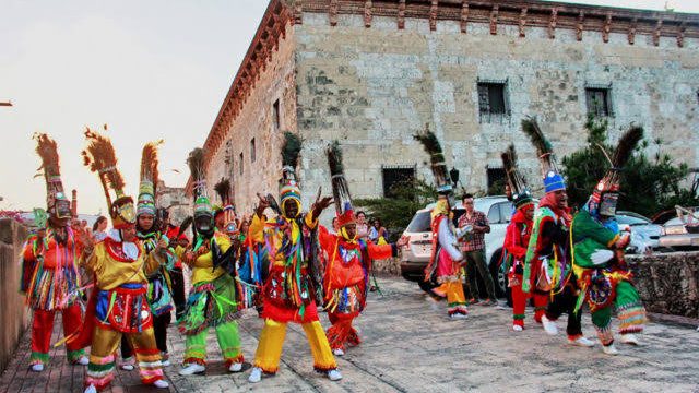 Manifestaciones folclóricas de pueblos latinoamericanos con trajes típicos, artesanías y bailes tradicionales