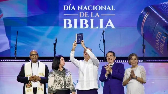 Presidente Luis Abinader recibiendo reconocimiento de líderes religiosos en el Pabellón de Voleibol del Centro Olímpico
