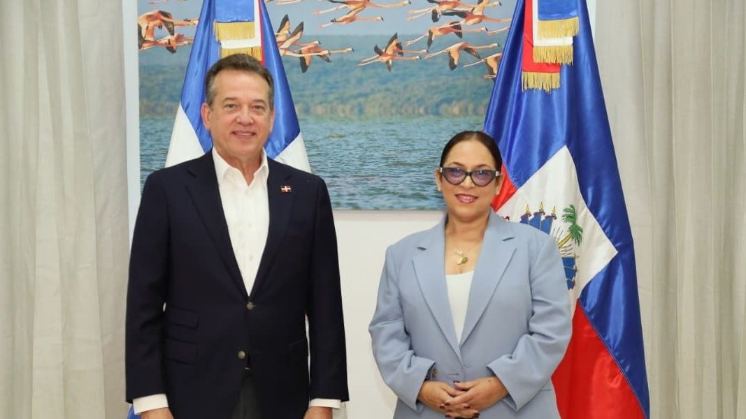 Cancilleres de República Dominicana y Haití reunidos en el Parque Industrial Codevi en Dajabón durante reunión bilateral