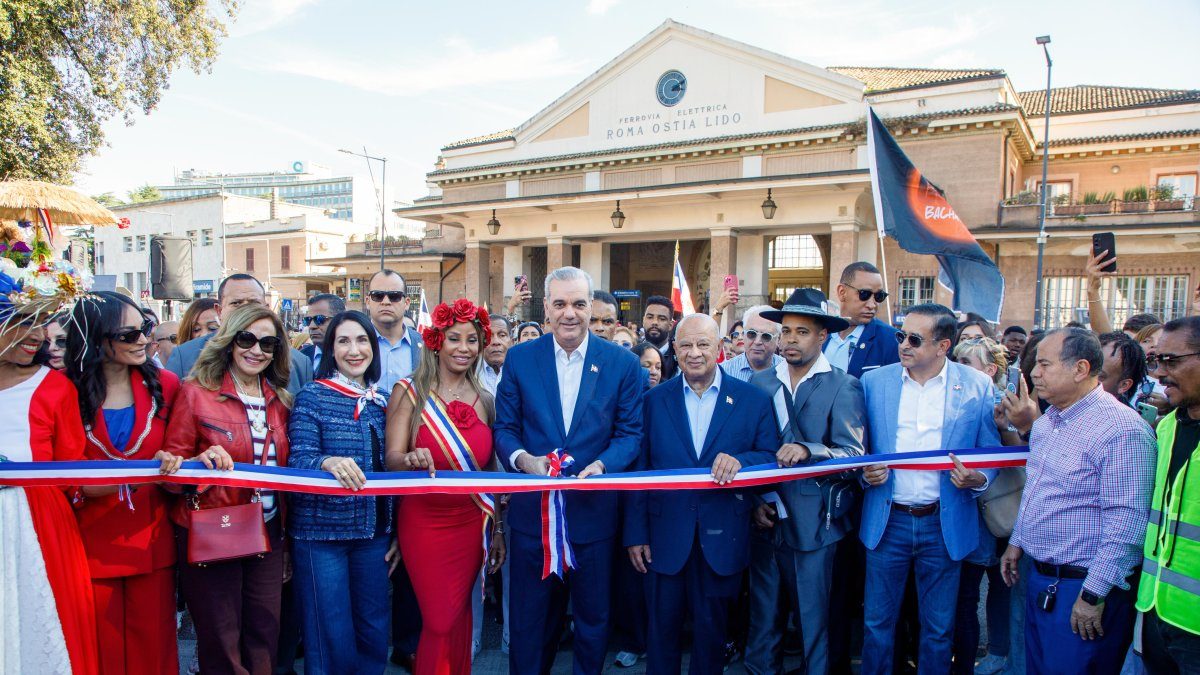 Presidente Luis Abinader en la inauguración de la Parada Dominicana en Roma, Italia, con miembros de la comunidad dominicana