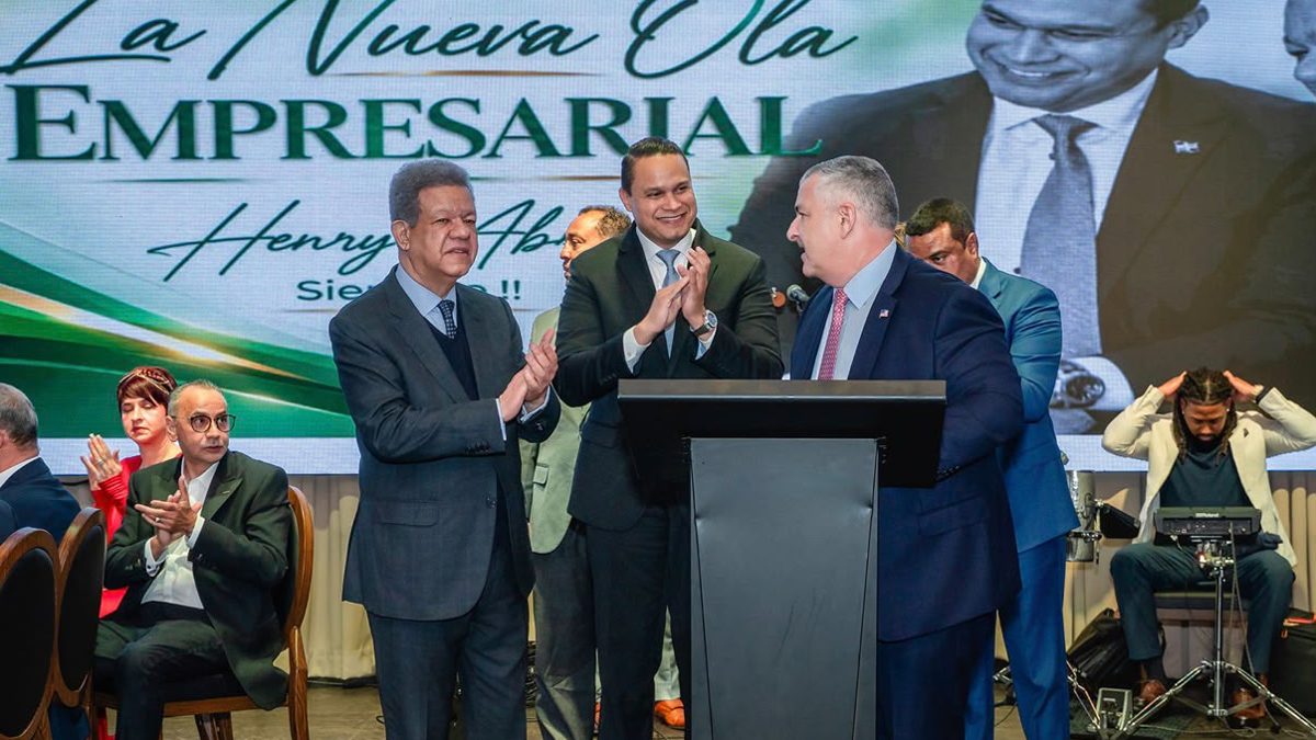 Leonel Fernández junto a empresarios y líderes comunitarios de la diáspora dominicana en Union City, Nueva Jersey