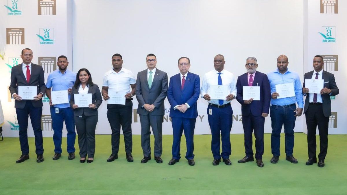 Gobernador del Banco Central Héctor Valdez Albizu entregando certificados del XII Diplomado Interno de Economía y Finanzas