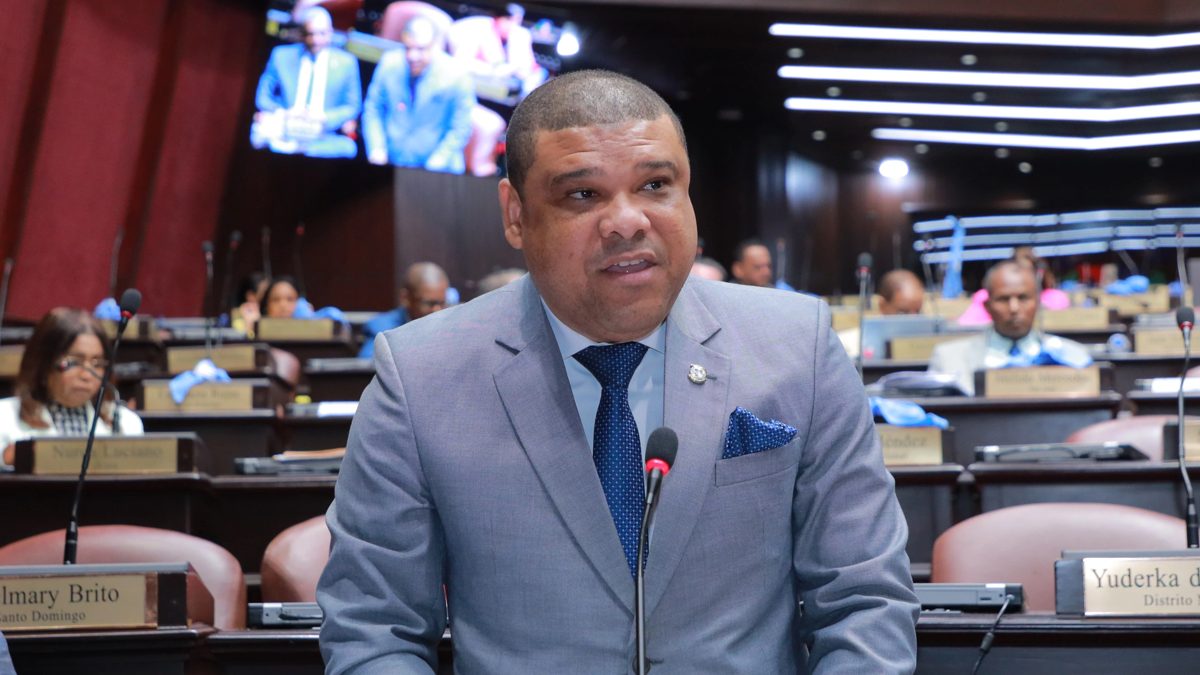 Diputado Ramón Raposo del PRD durante intervención en la Cámara de Diputados de República Dominicana
