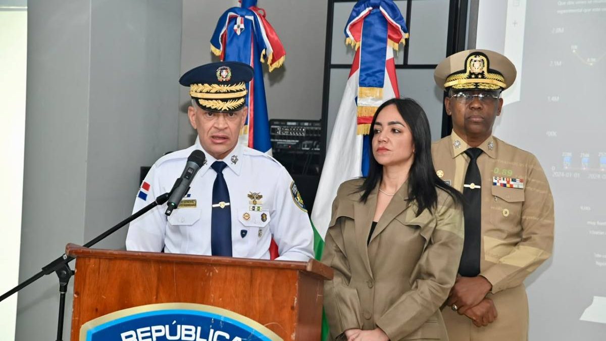 Director general de la Policía Nacional, mayor general Ernesto Rodríguez García, hablando en conferencia de prensa en Santo Domingo