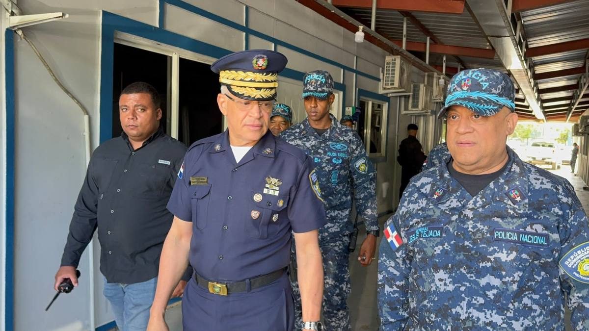 Director de la Policía Nacional mayor general Ernesto Rodríguez García durante visita sorpresa en Santiago de los Caballeros