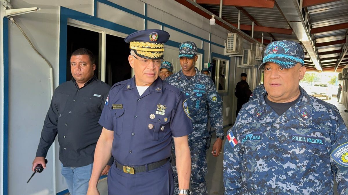Mayor general Ernesto Rodríguez García durante visita sorpresa a la Regional Cibao Central en Santiago