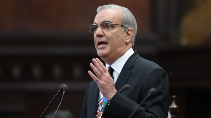 Presidente Luis Abinader hablando ante periodistas en Nueva York durante la Semana de Alto Nivel de la ONU