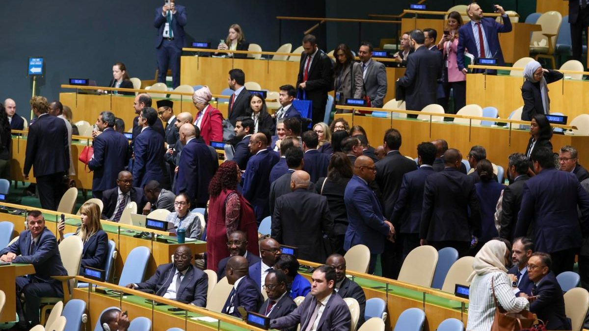 Delegados abandonando la sala de la Asamblea General de la ONU durante el discurso del primer ministro israelí Benjamín Netanyahu