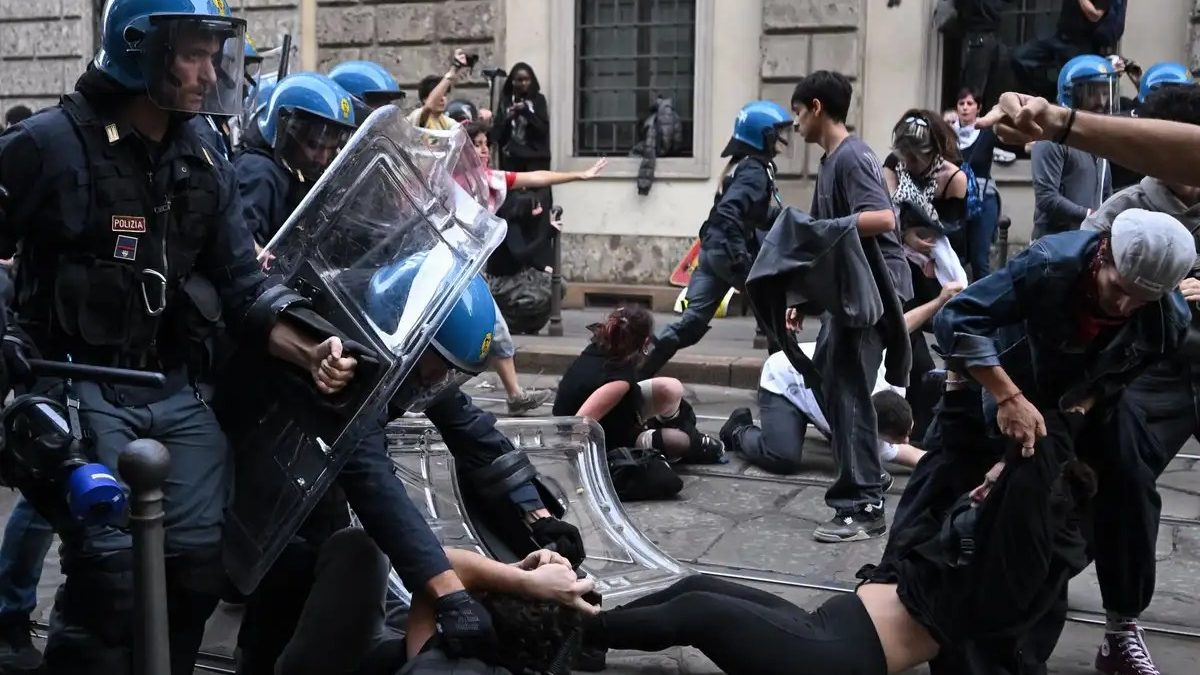 Policía antidisturbios frente a la catedral del Duomo en Milán durante protestas con gases lacrimógenos y cañones de agua