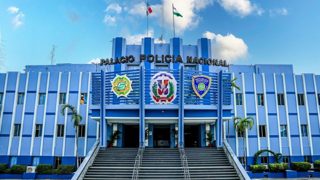 Agentes de la Policía Nacional en el lugar del doble homicidio en La Caleta, Boca Chica
