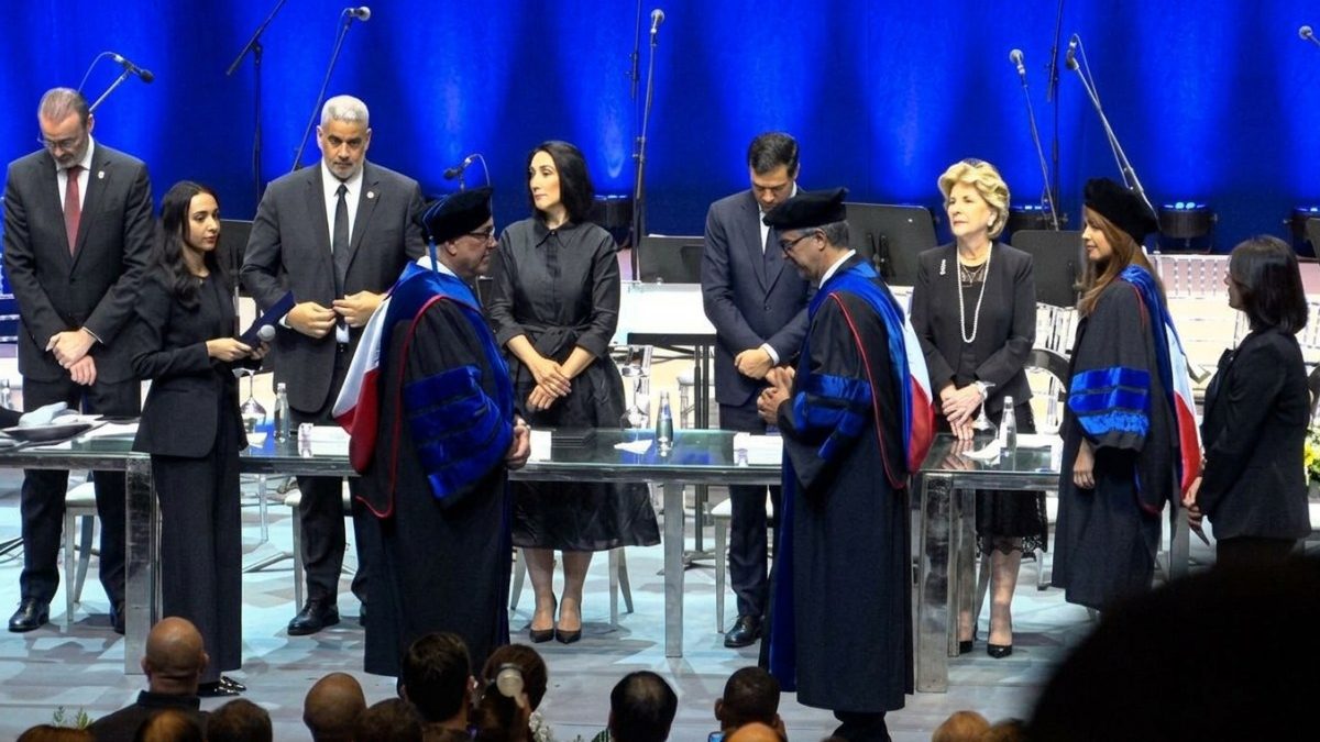 José Mármol recibe el Doctorado Honoris Causa de Unapec en el Teatro Nacional Eduardo Brito durante la Feria del Libro 2026