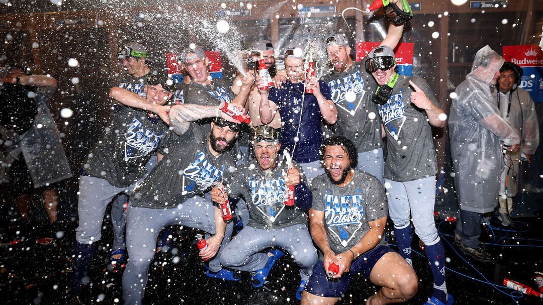 Andy Pages y jugadores de los Dodgers celebran la eliminación de los Braves en el Juego 4 de la Serie Divisional
