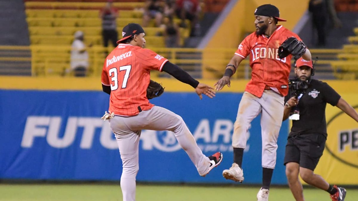 Jugadores de los Tigres del Licey celebrando blanqueada sobre las Estrellas Orientales en el estadio Quisqueya Juan Marichal
