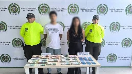 Pareja de dominicanos detenida por la Sijín en Cúcuta, Colombia, con dinero en efectivo y tarjetas bancarias sobre una mesa