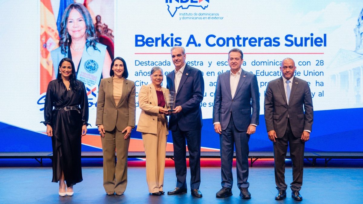 Presidente Luis Abinader junto al canciller Víctor Bisonó en ceremonia de reconocimiento a dominicanos destacados en Estados Unidos, Nueva York