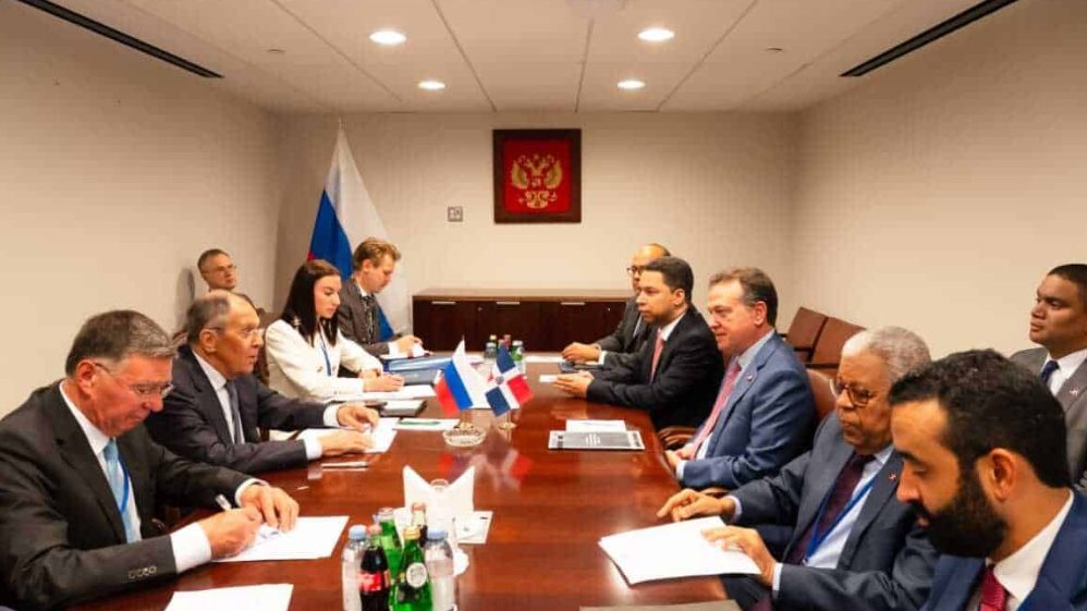 Canciller Víctor Bisonó en reunión diplomática sobre dominicanos reclutados para el conflicto en Rusia