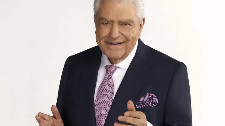 Don Francisco sonriendo en set de televisión, regreso a Univision con nuevo programa Gigantes