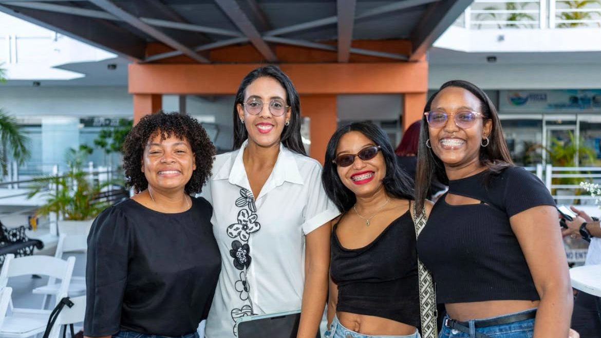Dorita Gift Shop apertura en Plaza Metropolitana con sesión de dibujo y masterclass de maquillaje