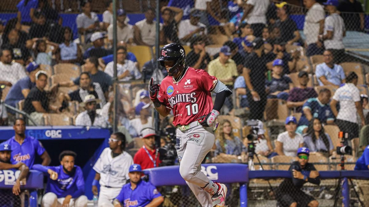 Jefferson Rojas celebra jonrón en el Estadio Quisqueya Juan Marichal durante triunfo de Gigantes sobre Licey