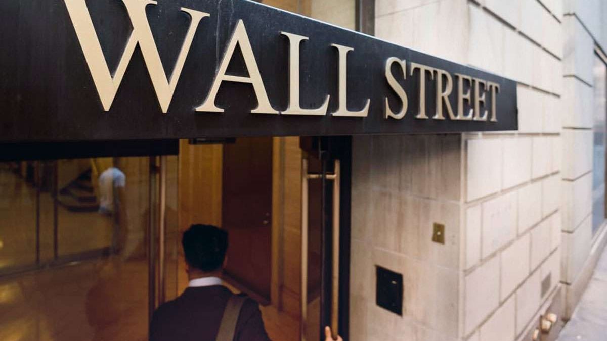 Pantalla del índice Dow Jones con números en verde en la Bolsa de Nueva York durante apertura de máximos históricos