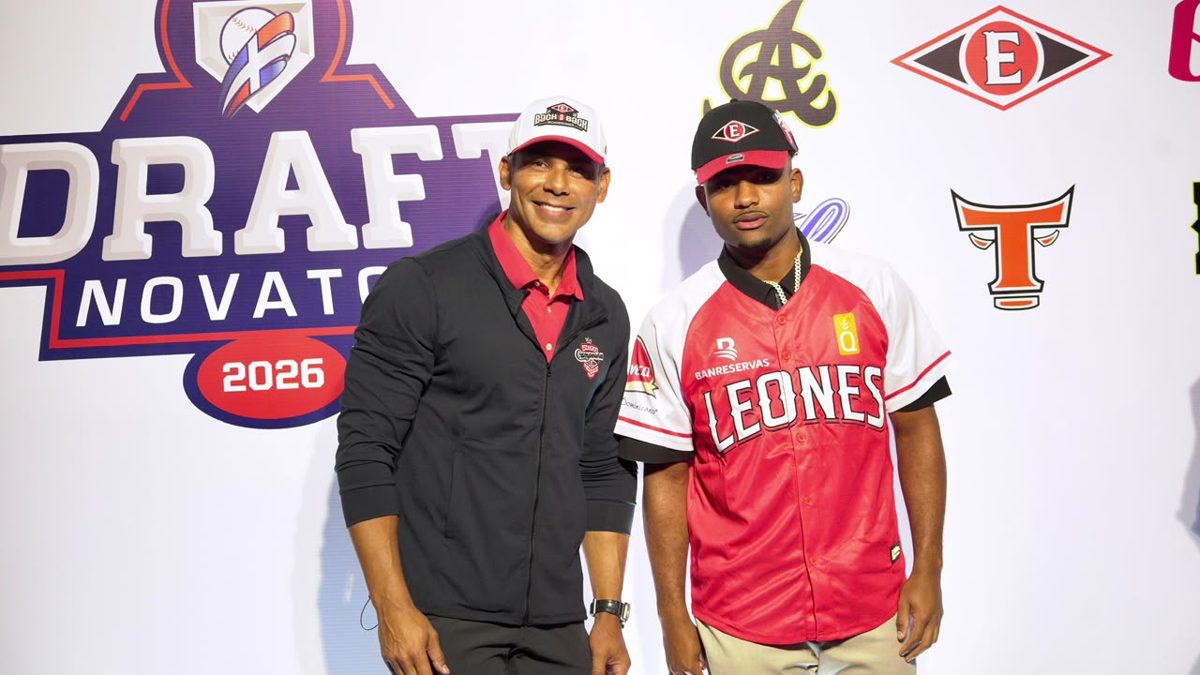 Carlos Peña, gerente general de los Leones del Escogido, durante el Draft de Novatos LIDOM 2026