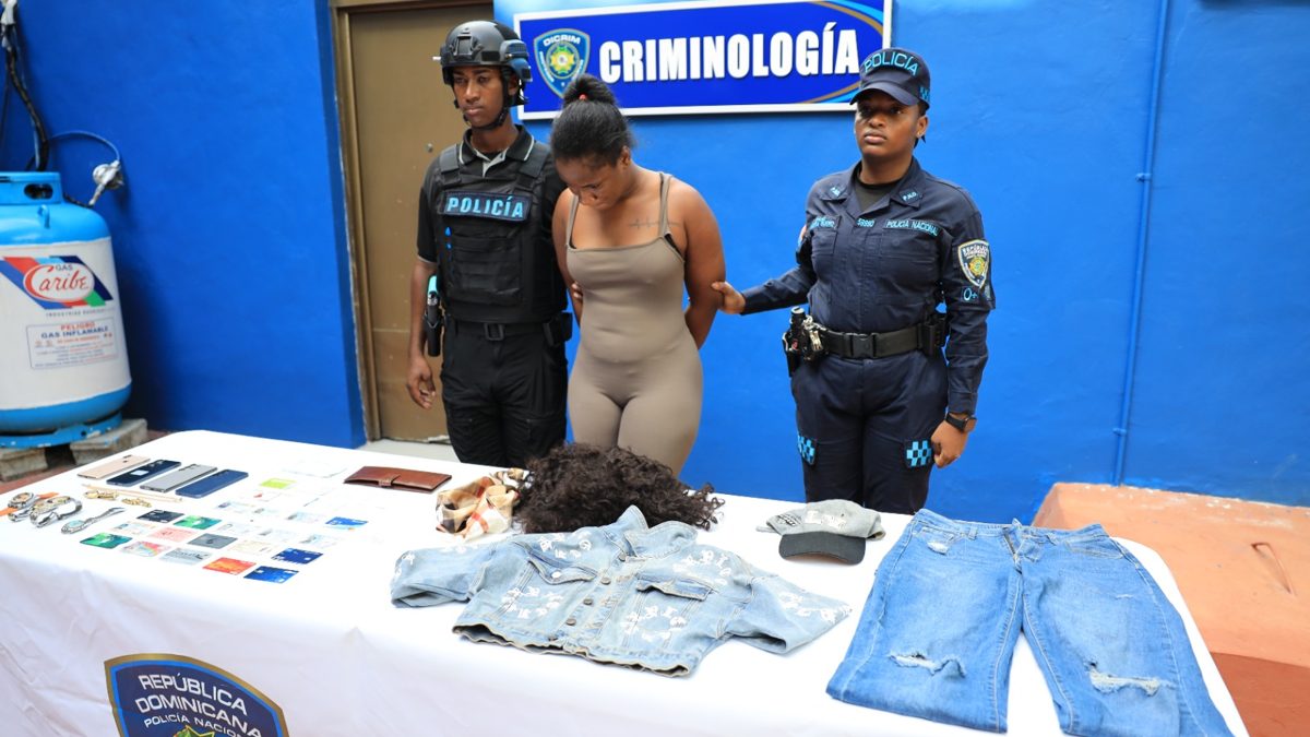 Agentes de la DICRIM junto a relojes Rolex y Patek Philippe ocupados tras arresto en Cabarete, Puerto Plata
