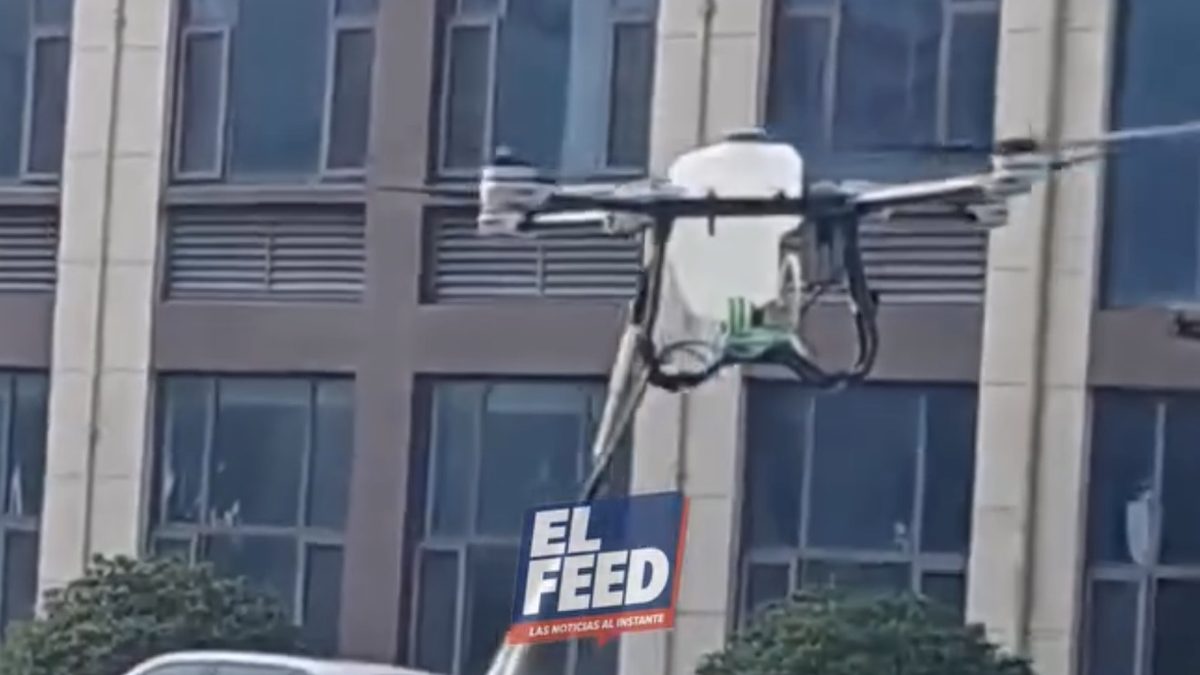 Dron chino bañando a un perro en demostración de tecnología de limpieza