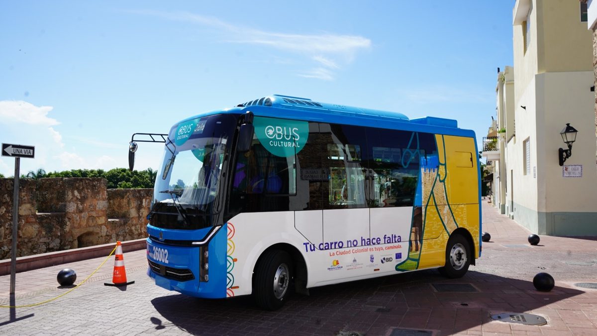 Autobús eléctrico EBus Cultural de la OMSA circulando por las calles de la Ciudad Colonial de Santo Domingo