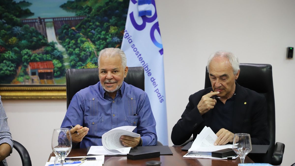 Firma del acuerdo entre EGEHID y Fundación Metrópoli para la Ecociudad Nizao en Santo Domingo