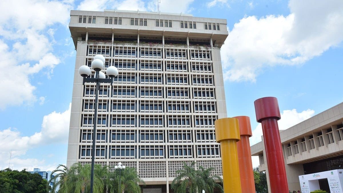 Grúas de construcción y edificios en Santo Domingo bajo un cielo despejado, representando el crecimiento económico de República Dominicana
