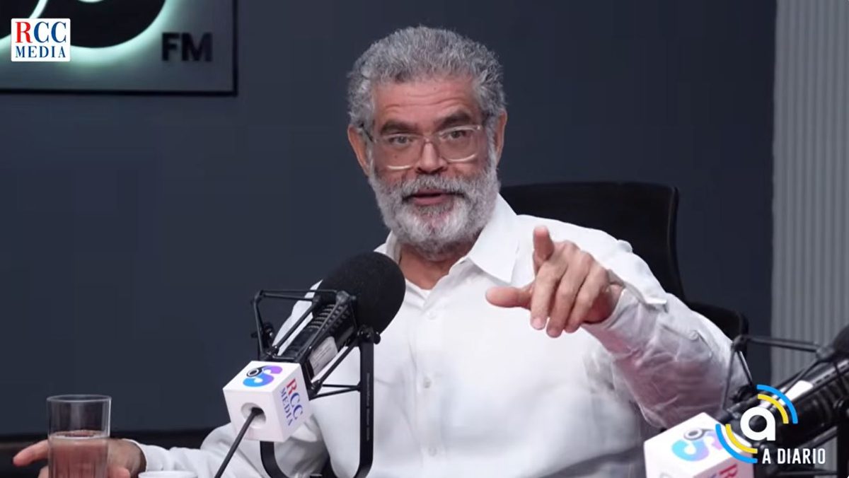 Ingeniero estructuralista revisando fachada de edificio antiguo en República Dominicana con riesgo sísmico