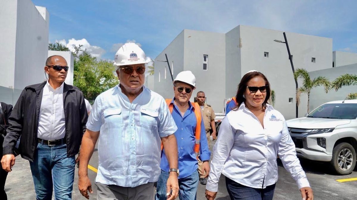 Gobernadora Adela Tejada y director de Bienes Nacionales Rafael Burgos Gómez recorriendo el antiguo hospital de Bonao en renovación