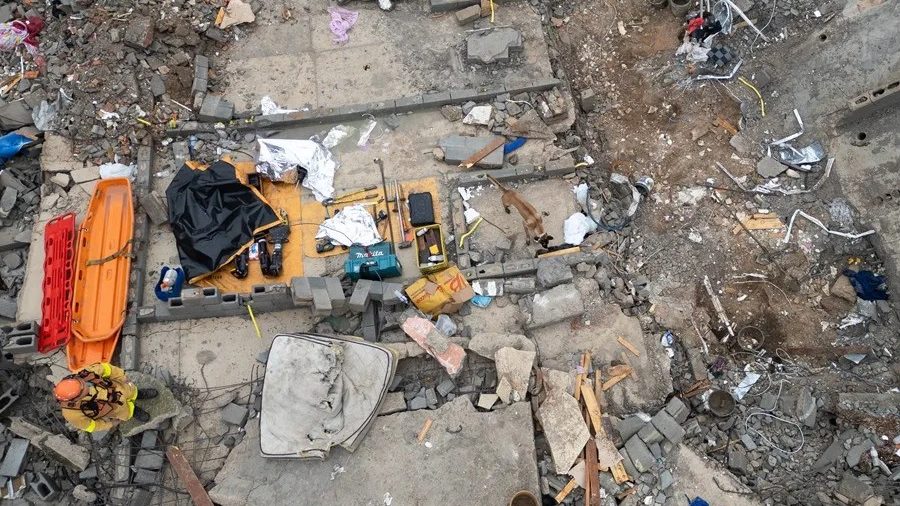 Equipos de rescate retiran escombros tras el colapso de un edificio en construcción sobre una casa en el barrio de Penha, São Paulo