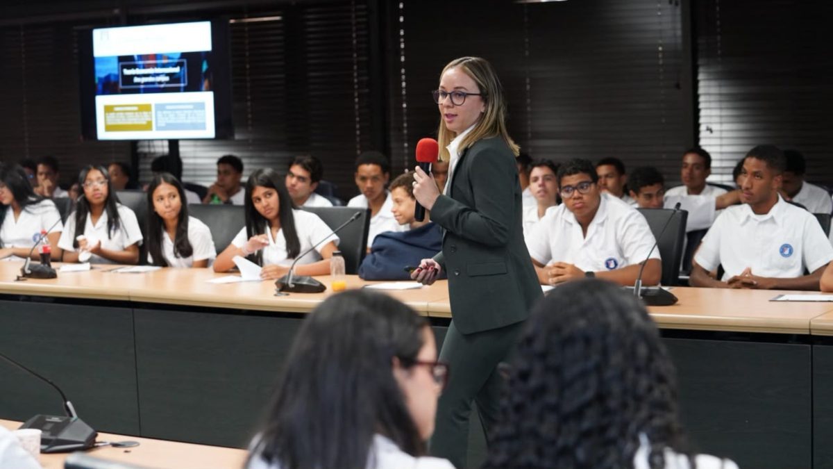 Estudiantes y profesores participando en charla de educación financiera del Banco Central de la República Dominicana
