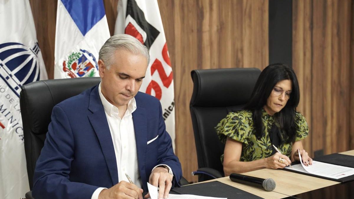 Ministro Luis Miguel De Camps y presidenta de ADOZONA Claudia Pellerano firmando acuerdo de educación técnico-profesional en Santo Domingo