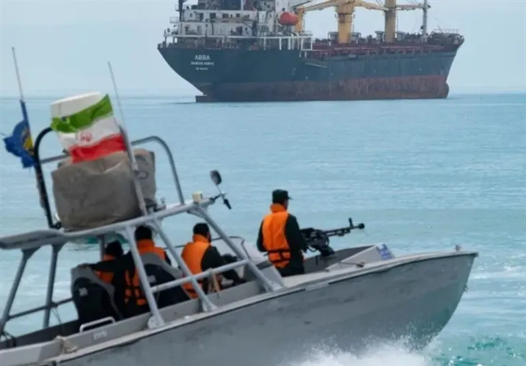 Buque de guerra de la Armada de Estados Unidos patrullando el estrecho de Ormuz