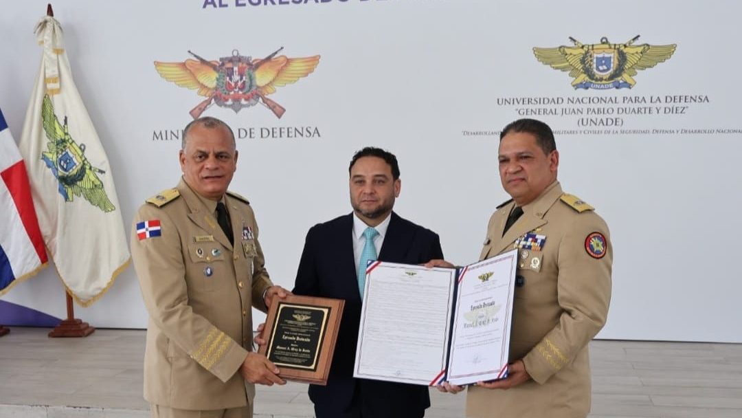 Periodista Manuel Cruz sostiene distinción de Egresado Destacado 2026 otorgada por la UNADE