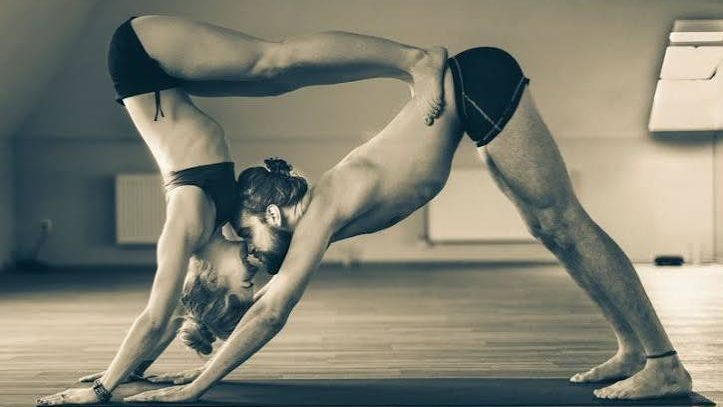 Pareja activa haciendo ejercicio juntos al aire libre, sonriendo