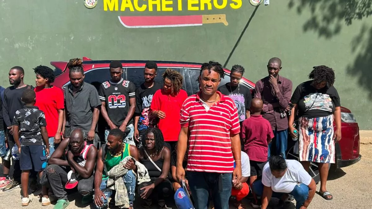 Militares del Ejército dominicano custodian a ciudadanos haitianos detenidos en la zona fronteriza