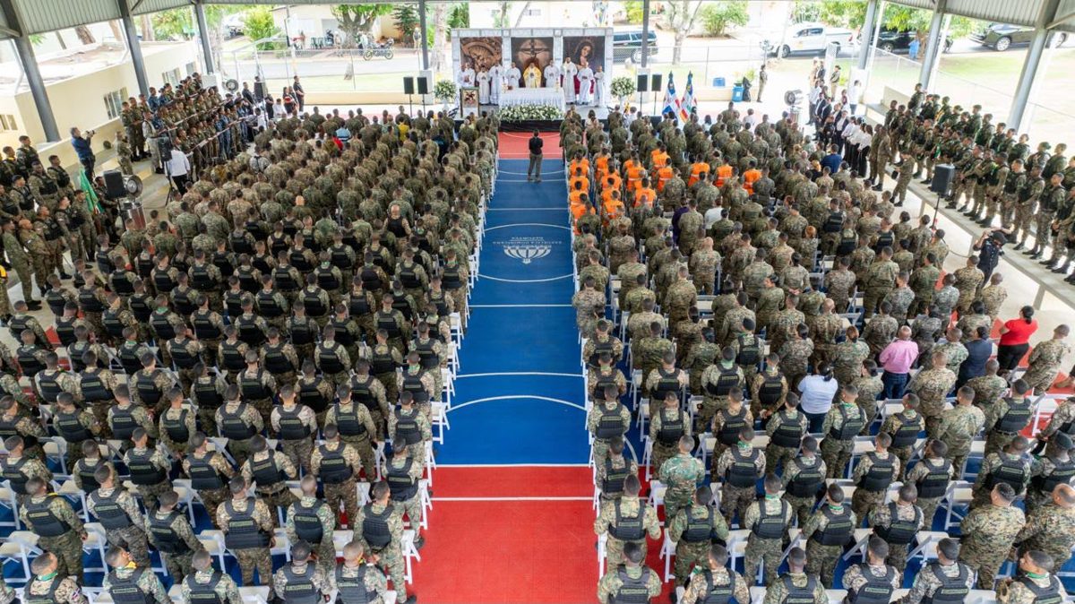 Misa en honor a San Miguel Arcángel en el Campamento Militar 16 de Agosto con la cúpula del Ejército Dominicano