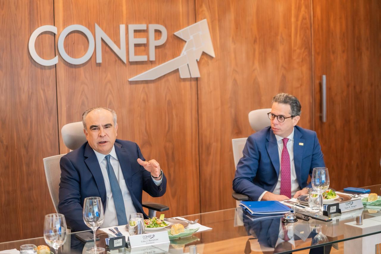 Sede del Conep y fachada del Congreso Nacional donde se discute la reforma del Código Penal