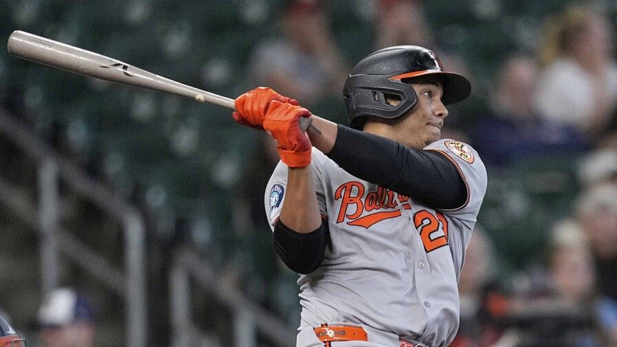 El dominicano Samuel Basallo celebra un jonrón lanzando el bate durante un juego de los Orioles en Camden Yards