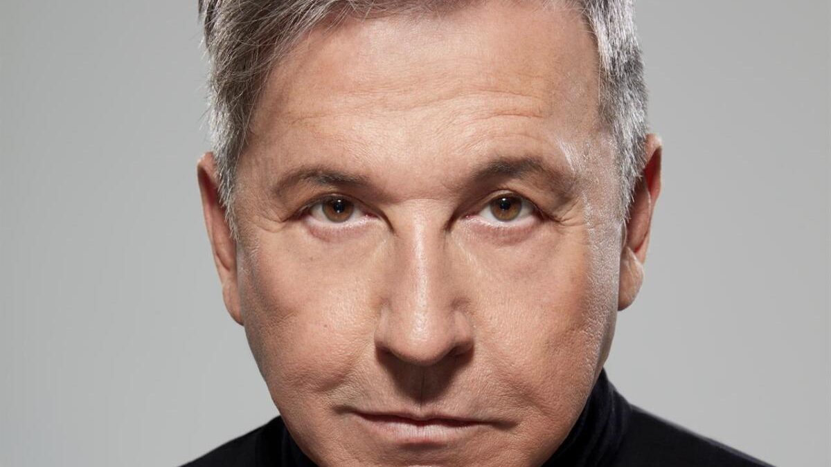 Ricardo Montaner en concierto, cantando ante miles de fanáticos en un gran escenario