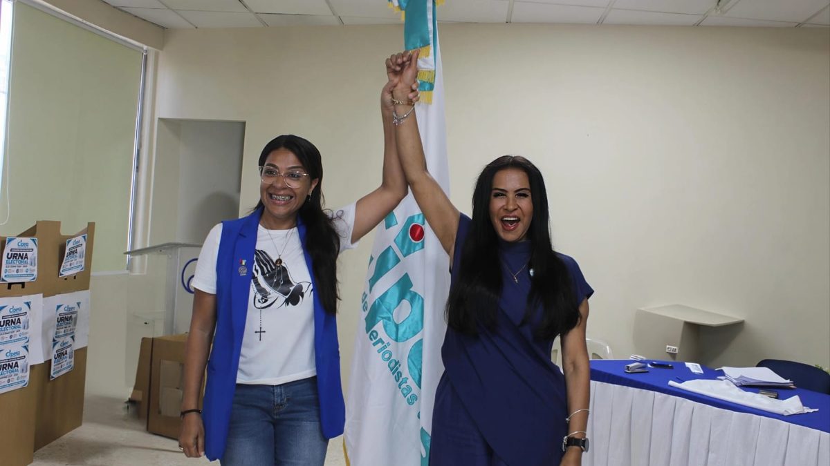Ada Guzmán, presidenta electa de CIPESA, celebra su victoria en la sede del Colegio Dominicano de Periodistas