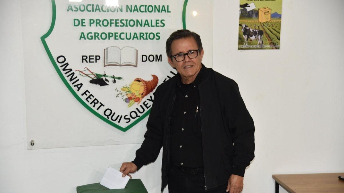 Tito Hernández celebra victoria en elecciones gremiales de la ANPA con simpatizantes de la alianza PRM-PLD