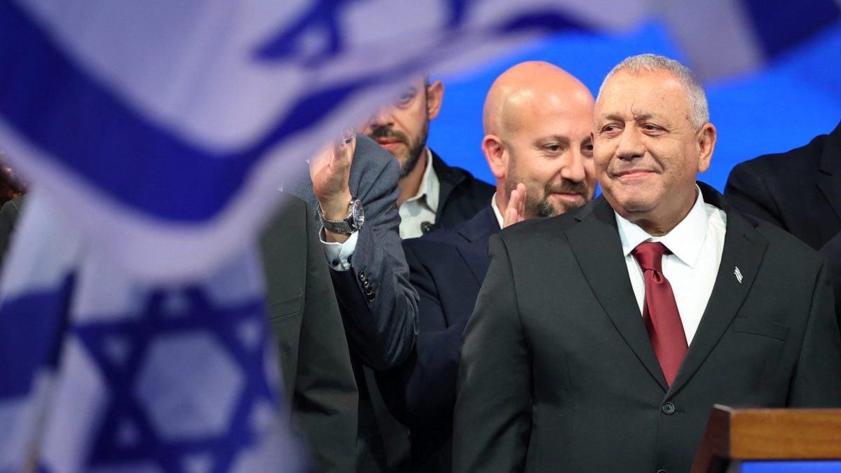 Gadi Eisenkot habla ante seguidores en un estadio de Tel Aviv la noche del 28 de octubre tras las elecciones legislativas en Israel