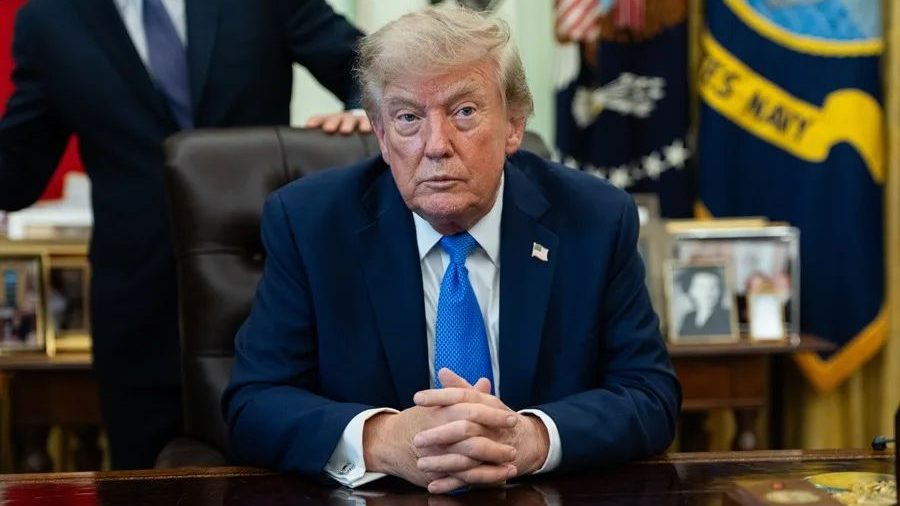 Donald Trump hablando ante periodistas en la Casa Blanca sobre las elecciones en Venezuela y el acuerdo petrolero