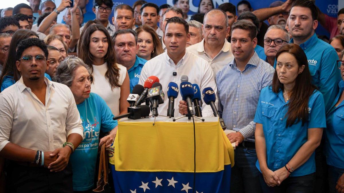 Seguidores de Vente Venezuela marchando en las calles de Caracas con banderas venezolanas