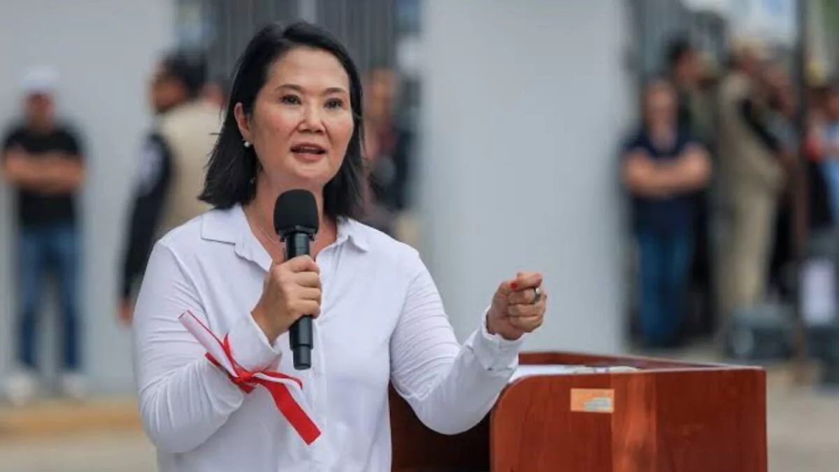 Keiko Fujimori emitiendo su voto en centro electoral del distrito de San Borja, Lima, Perú
